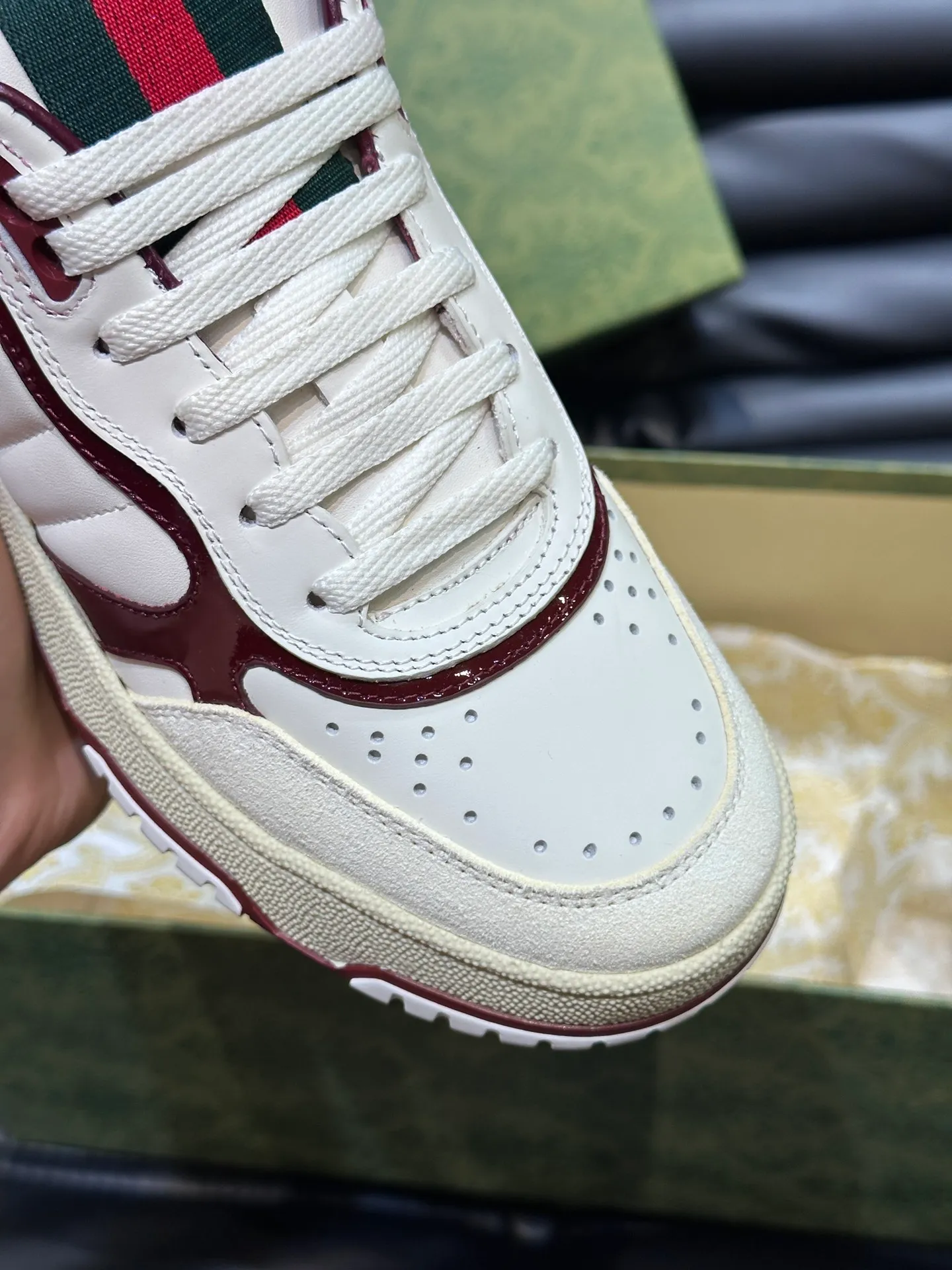 p480 Men's Men's Shoes Gucc*Gucci Re-Web series👫Couple's webbed leather sneakers, as the first sneakers created by Sabato De Sarno for Gucci, the Re-Web series reinterprets the brand's classic stripes, and sets off the modern silhouette design with bold and unique details. This shoe is crafted from iconic classic GG canvas and white leather. This new sneaker is ingeniously decorated with many of the brand's classic details, and is equipped with a bright red and green webbing tongue, which will make people fall in love at first sight. Yuan Size: Female 35-40 Male 39-44 (can be customized to 45, 46
